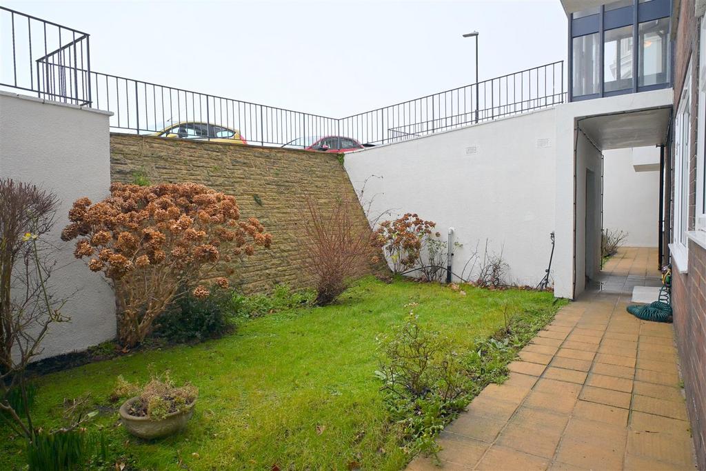 Communal Gardens Area to Front.JPG