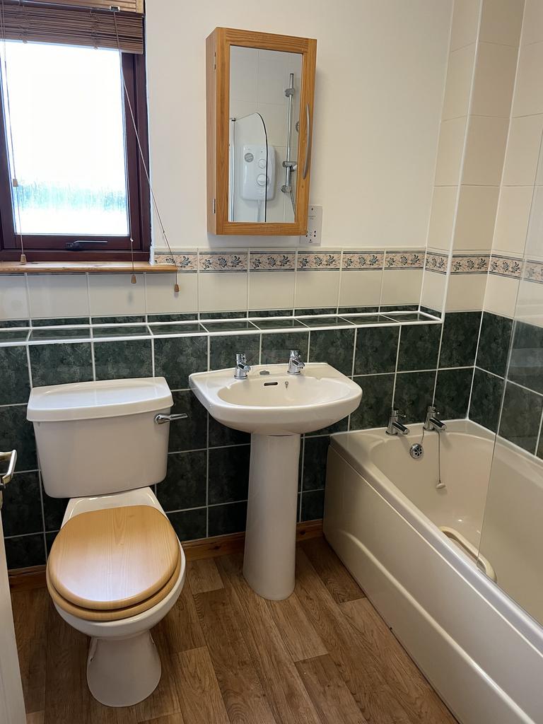 Bathroom 1.JPG