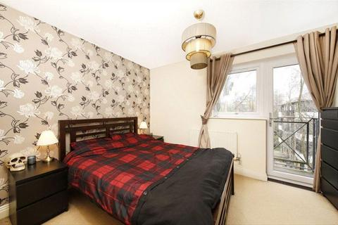 2 bedroom flat to rent, Undine Road, London E14
