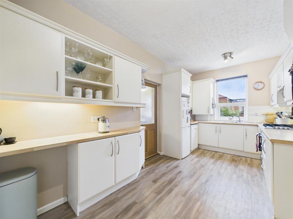 Kitchen 2.jpg