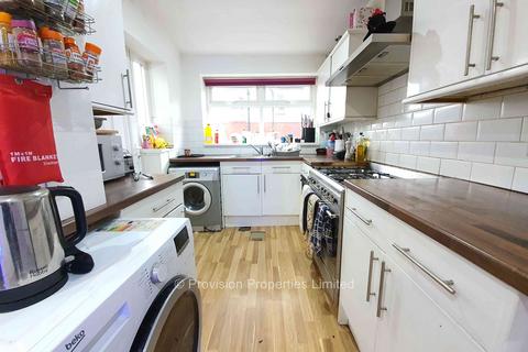 7 bedroom end of terrace house to rent, Walmsley Road, Hyde Park LS6