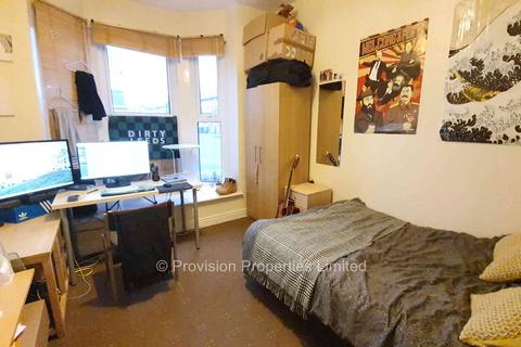 7 bedroom end of terrace house to rent, Walmsley Road, Hyde Park LS6
