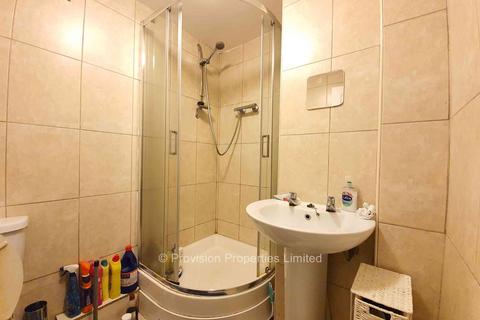 7 bedroom end of terrace house to rent, Walmsley Road, Hyde Park LS6