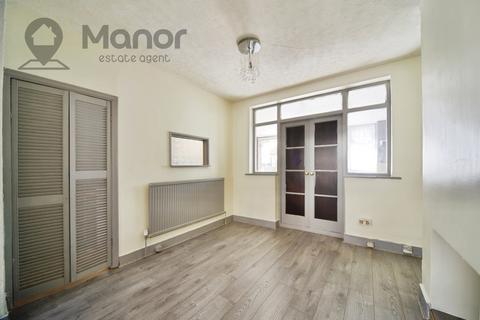 3 bedroom terraced house to rent, Lawrence Avenue, Manor Park, E12 5QP