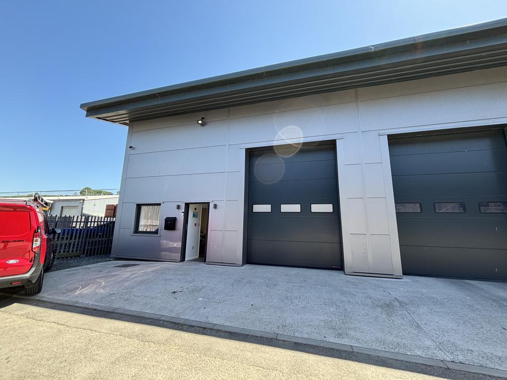 Large Warehouse Unit for Let