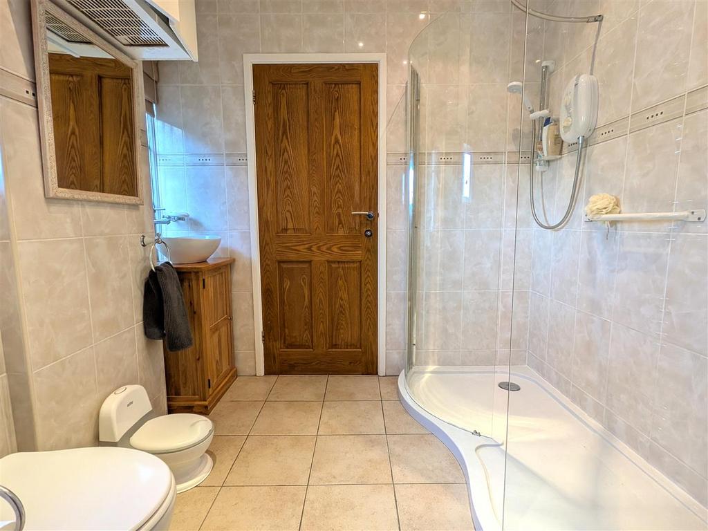 En suite shower room/wc