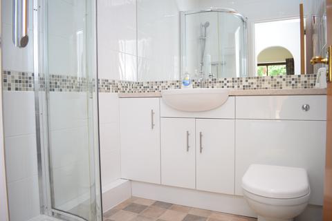 2 bedroom bungalow to rent, Station Approach, Melksham