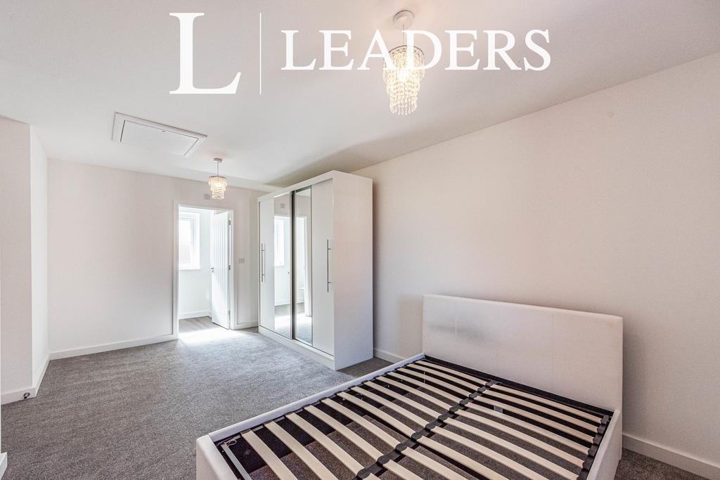 6 Bedroom 1 with en