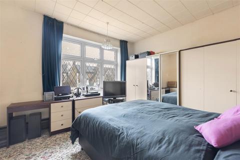 3 bedroom terraced house for sale, Derwent Gardens, Ilford