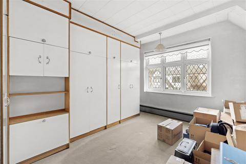 3 bedroom terraced house for sale, Derwent Gardens, Ilford