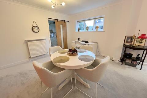 2 bedroom ground floor flat for sale, Herbert Road, New Milton, Hampshire. BH25 6BX
