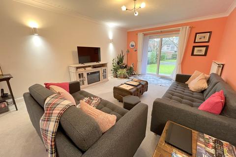 2 bedroom ground floor flat for sale, Herbert Road, New Milton, Hampshire. BH25 6BX