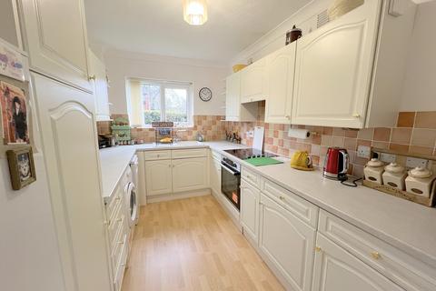 2 bedroom ground floor flat for sale, Herbert Road, New Milton, Hampshire. BH25 6BX