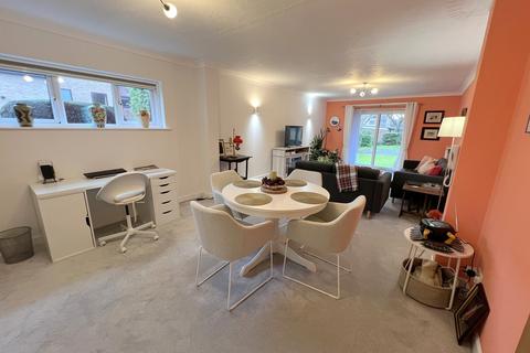 2 bedroom ground floor flat for sale, Herbert Road, New Milton, Hampshire. BH25 6BX