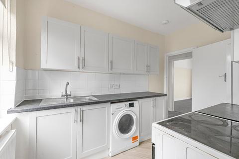 2 bedroom flat to rent, High Street, Hornchurch, RM12
