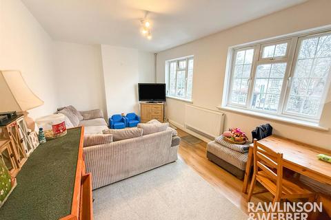 2 bedroom apartment to rent, Walton Road, West Molesey KT8