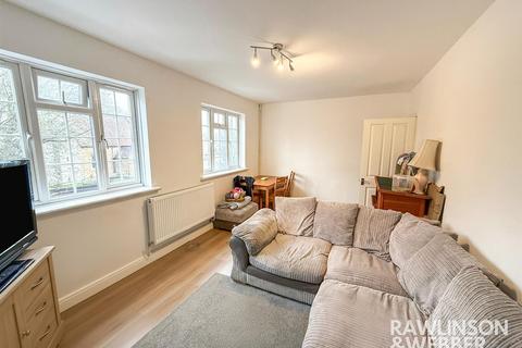 2 bedroom apartment to rent, Walton Road, West Molesey KT8