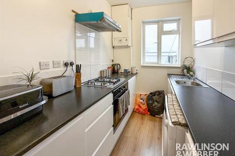 2 bedroom apartment to rent, Walton Road, West Molesey KT8