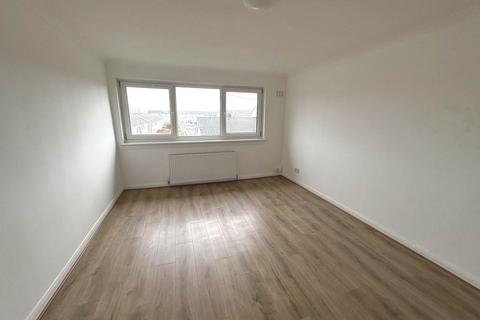 3 bedroom flat to rent, Elizabethan Way, Renfrew, PA4