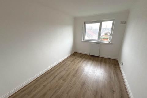 3 bedroom flat to rent, Elizabethan Way, Renfrew, PA4