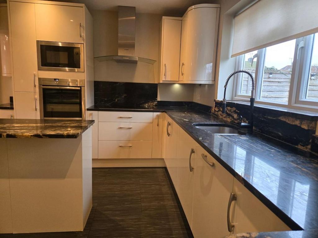 Kitchen2.jpg