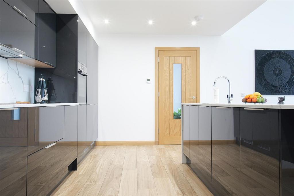 14 - kitchen.jpg