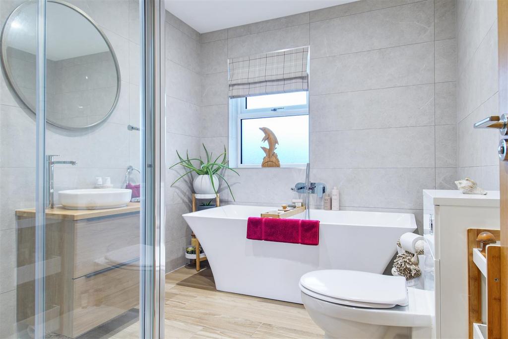 16- bathroom.jpg