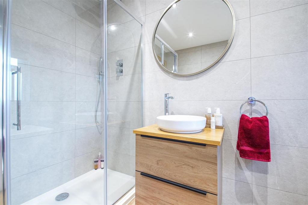 17 - bathroom.jpg
