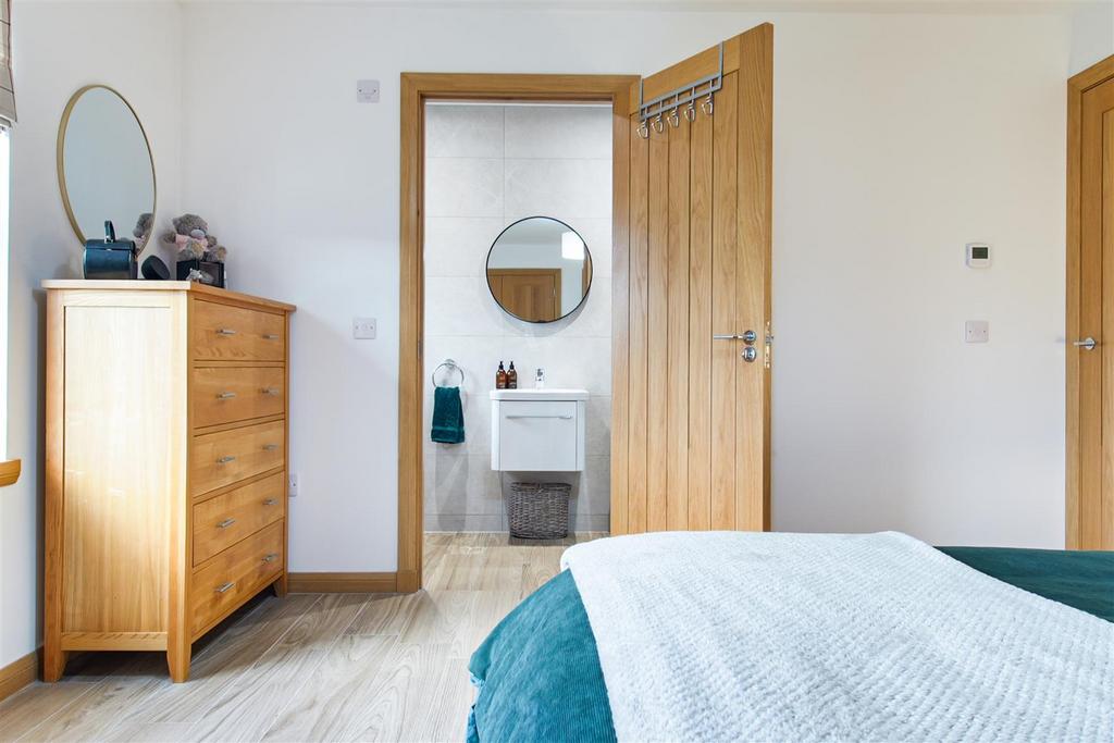 20 - bedroom.jpg