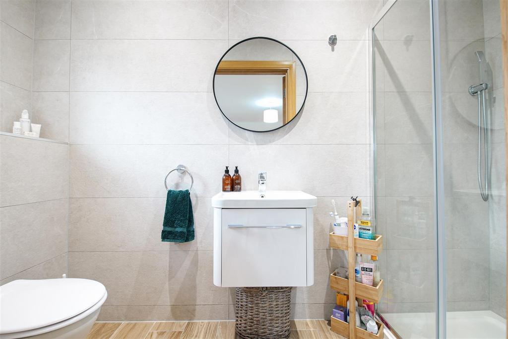 22 - ensuite.jpg