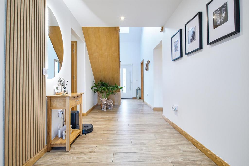 4- hallway.jpg