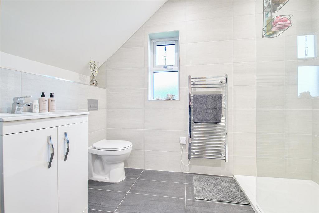 32 - ensuite.jpg