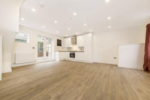3 bedroom flat to rent, Church Lane, London SW17