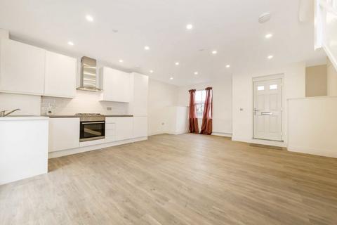 3 bedroom flat to rent, Church Lane, London SW17