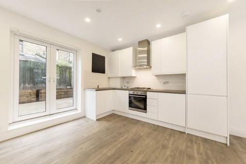 3 bedroom flat to rent, Church Lane, London SW17