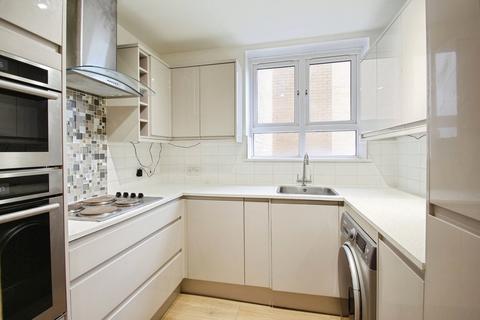 2 bedroom flat to rent, Bathurst Walk, Richings Park SL0