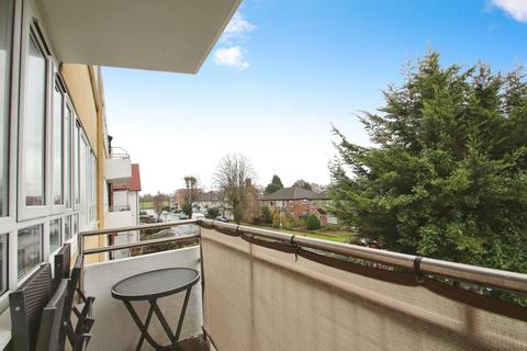 2 bedroom flat to rent, Bathurst Walk, Richings Park SL0