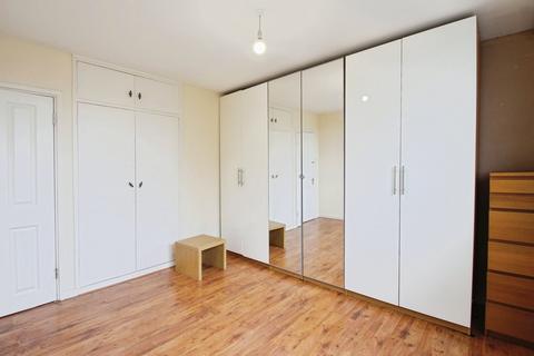 2 bedroom flat to rent, Bathurst Walk, Richings Park SL0