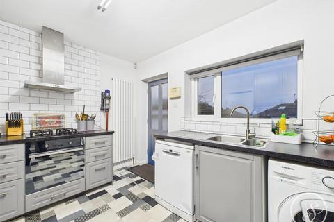 2 bedroom bungalow for sale, Armley Grange Rise, Leeds