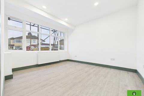 3 bedroom semi-detached house to rent, Ramsden Drive, Romford RM5
