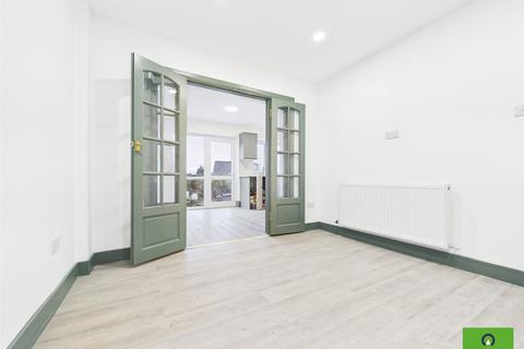 3 bedroom semi-detached house to rent, Ramsden Drive, Romford RM5