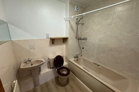 2 bedroom flat to rent, Wren Drive, West Drayton UB7