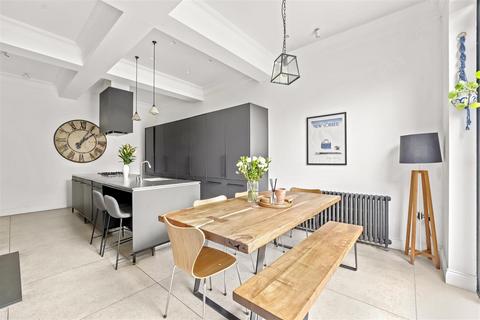 2 bedroom flat for sale, Crouch Hill, London N8