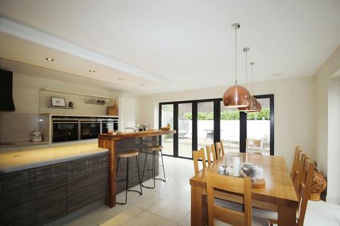 4 bedroom detached house to rent, Woodacre Crescent, Leeds LS17