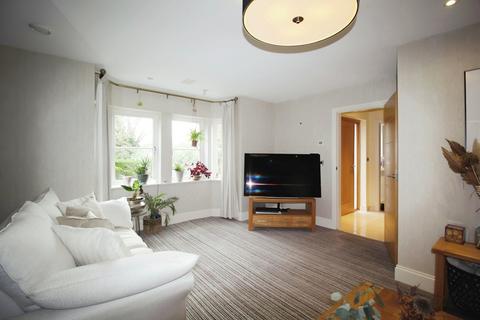 4 bedroom detached house to rent, Woodacre Crescent, Leeds LS17