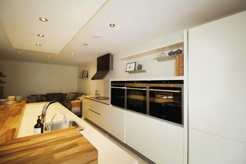 4 bedroom detached house to rent, Woodacre Crescent, Leeds LS17