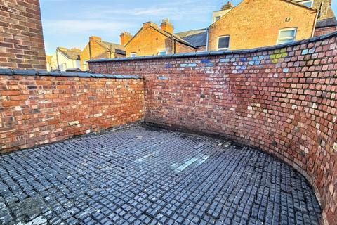 2 bedroom end of terrace house to rent, Ingle Street, Newfoundpool