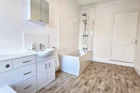 2 bedroom end of terrace house to rent, Ingle Street, Newfoundpool