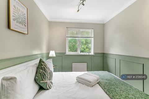4 bedroom detached house to rent, Redwoods, Addelstone, KT15