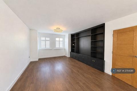 4 bedroom detached house to rent, Squirrels Heath Lane, Hornchurch, RM11